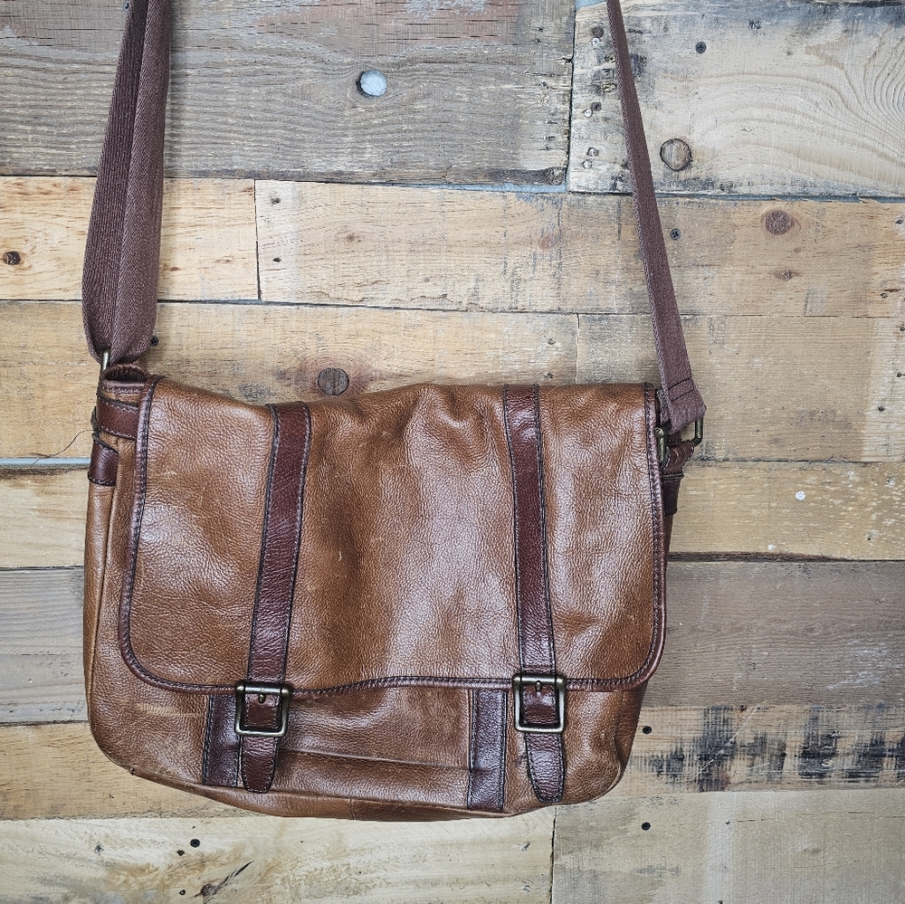 Distressed leather fossil Messenger bag